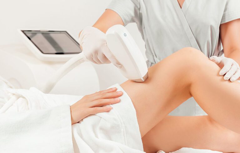 Behandlung mit einem medizinischen Gerät am Bein einer Patientin